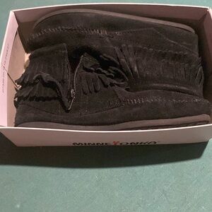 Minnetonka Fringe ankle boots Big girls size 3 Youth